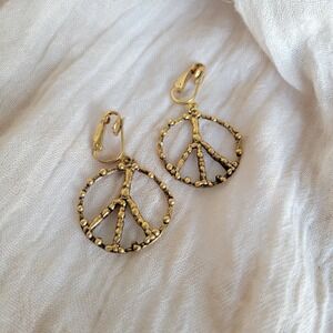 Vintage 1970s Artisan Peace Sign Clip On Earrings Gold Tone Boho Hippie Dangle